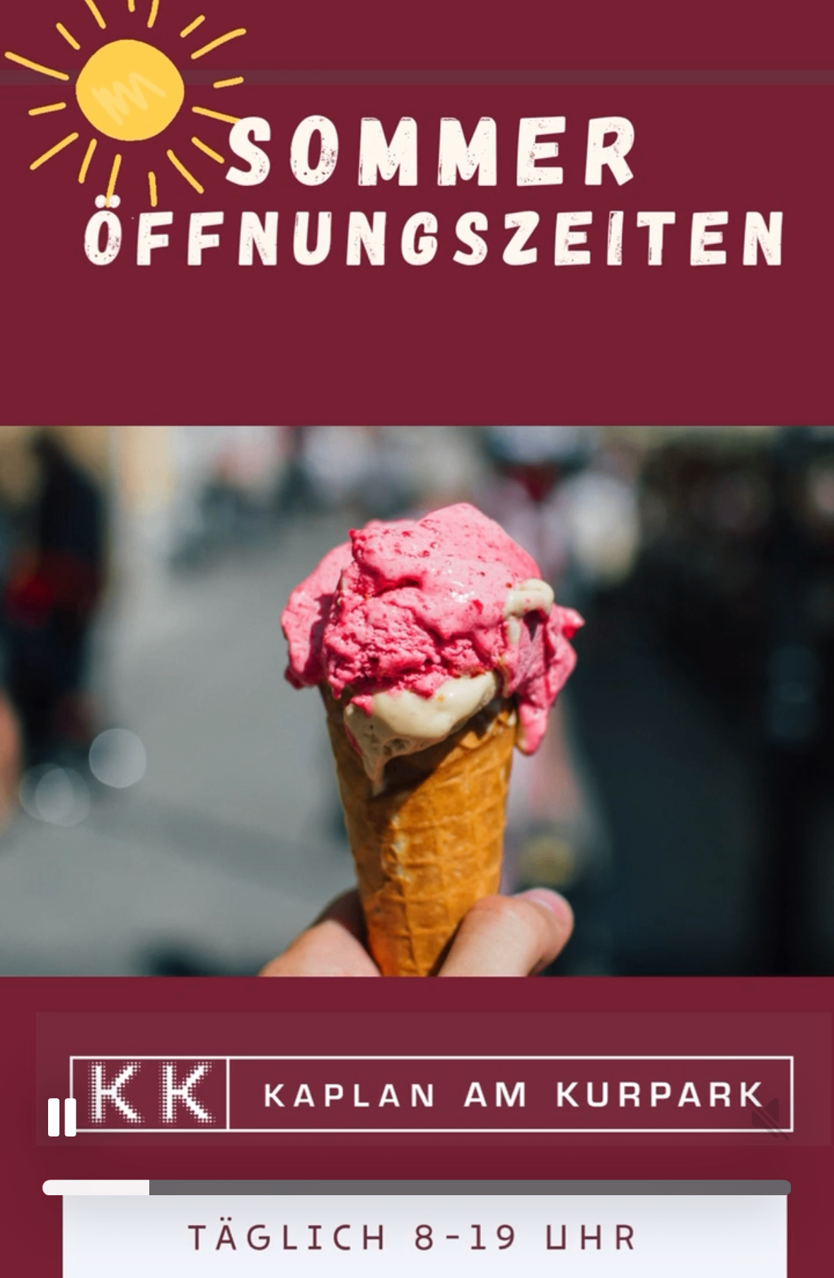 Eine Person hält einen Erdbeer-Eisbecher. Der Becher steht im Fokus, während ein unscharfer Hintergrund eine Straße zeigt. Das Wort 'Öffnungszeiten' steht oben in Weiß.