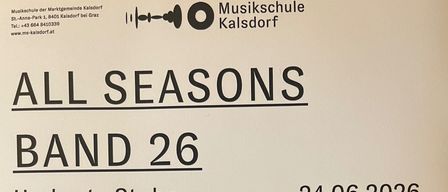 Plakat für Band 26 bei Herberts Stuben, Feldkirchen, am 24.06.2026 um 18.00 Uhr. Es zeigt einen Musiker mit Gitarre. Der Text hebt ein jährliches Band-Projekt hervor, das Pop- und Rockklassiker präsentiert.