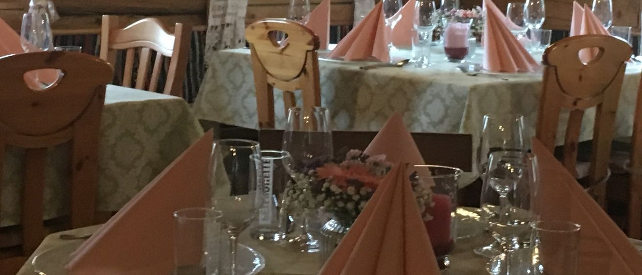 Bild enthält, Dining Table, Furniture, Table, Dining Room, Indoors, Restaurant, Linen, Tabletop, Chair, Tablecloth