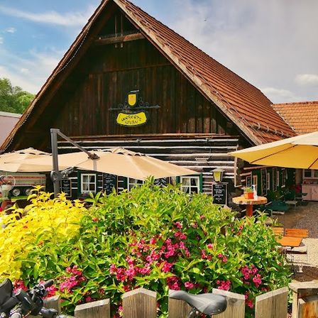 Bild enthält, Outdoors, Shelter, Interior Design, Potted Plant, Nature, Garden, Hotel, Person, Bench, Planter