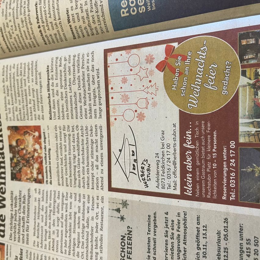 Ein Zeitschriftenartikel über Weihnachtsdekoration mit einer Kontaktnummer und Adresse. Ein Foto eines Weihnachtsbaums mit einem Schild. Eine Werbung für ein Restaurant mit einer Kontaktnummer.