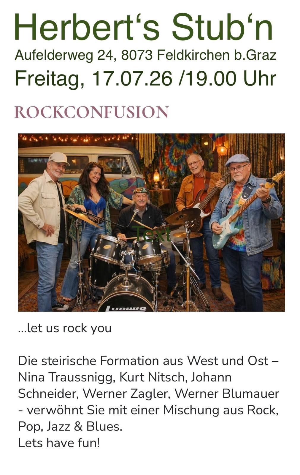 Fünf Musiker treten auf der Bühne auf, wobei zwei Gitarre spielen, einer Schlagzeug und zwei andere stehen hinter ihnen. Die Kulisse ist mit einem Hintergrund aus bunten Lichtern und einem Van dekoriert.