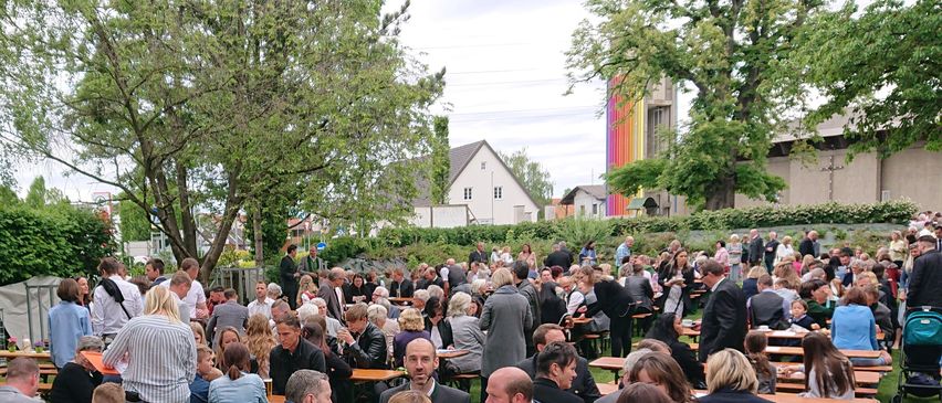 Bild enthält, Cafeteria, Restaurant, People, Person, Adult, Female, Woman, College, Male, Man