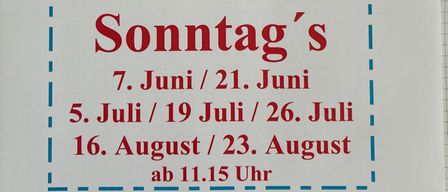 Ein Poster zeigt einen Zeitplan für Veranstaltungen an Freitagen und Sonntagen im Juni, Juli und August mit bestimmten Daten und Zeiten.
