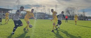 Bild enthält, Football, Soccer, Soccer Ball, Person, Shoe, Boy, Male, Teen, Glove, Hat