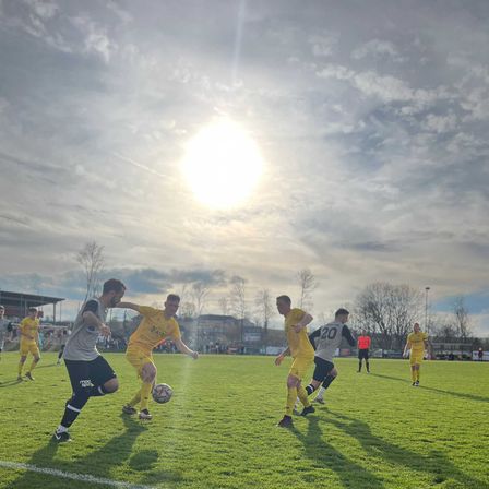 Bild enthält, Football, Soccer, Soccer Ball, Person, Shoe, Boy, Male, Teen, Glove, Hat