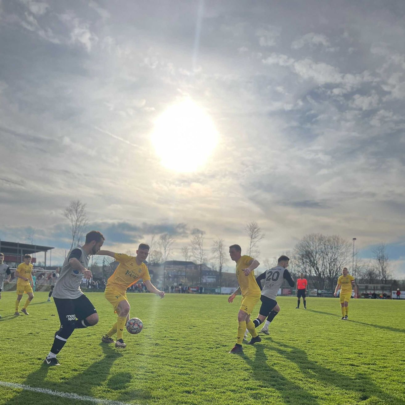 Bild enthält, Football, Soccer, Soccer Ball, Person, Shoe, Boy, Male, Teen, Glove, Hat