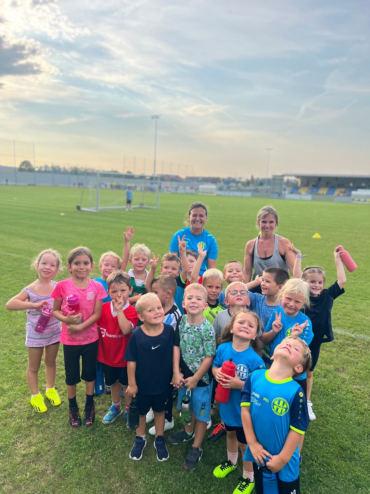 Bild enthält, Grass, People, Person, Photography, Portrait, T-Shirt, Park, Field, Child, Girl