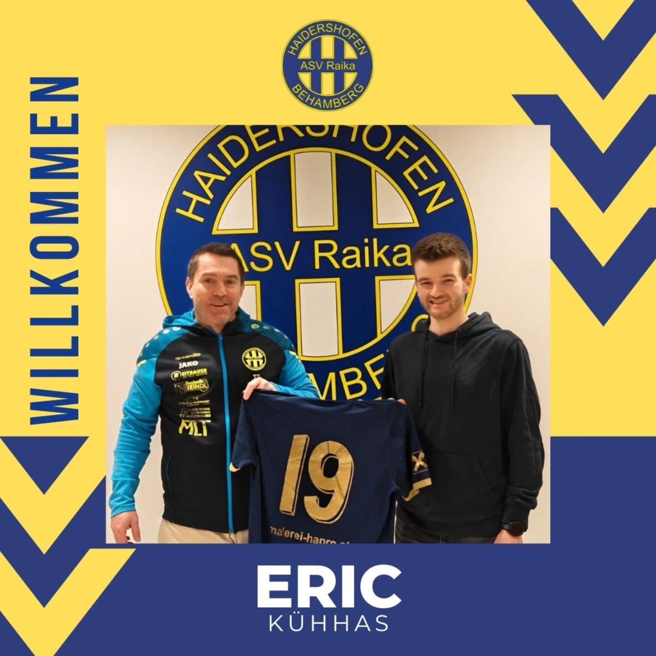 Zwei Männer stehen vor einer Wand mit dem Logo von Haidenshofen ASV Raika. Sie halten ein Trikot mit der Nummer 19. Der Text an der Wand lautet 'Willkommen'.