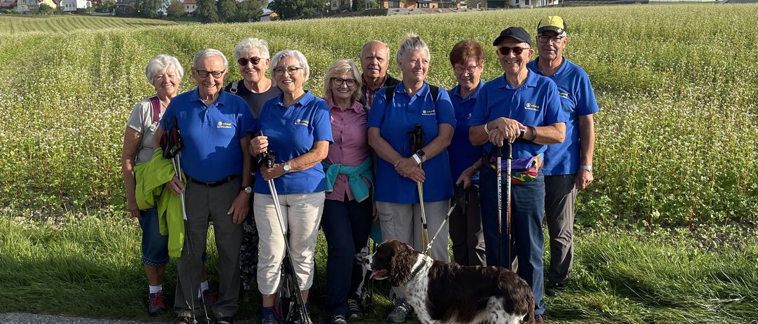 Bild enthält, People, Person, Adult, Male, Man, Shoe, Wristwatch, Walking, Hat, Dog