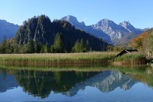 Bild enthält, Nature, Outdoors, Scenery, Tree, Fir, Lake, Water, Landscape, Mountain Range, Peak