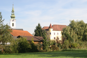 Bild enthält, Monastery, Spire, Grass, Tree, Fir, Lawn, Bell Tower, Clock Tower, Conifer, Roof