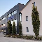 Bild enthält, Building, Office Building, Housing, Villa, Condo, City, Urban, Plant, Tree, Conifer