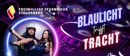 Ein Plakat zeigt einen Feuerwehrmann, der eine Frau trägt, mit den Worten 'Freiwillige Feuerwehr Steuberberg Blaulicht trifft Tracht' auf einem lila Hintergrund.