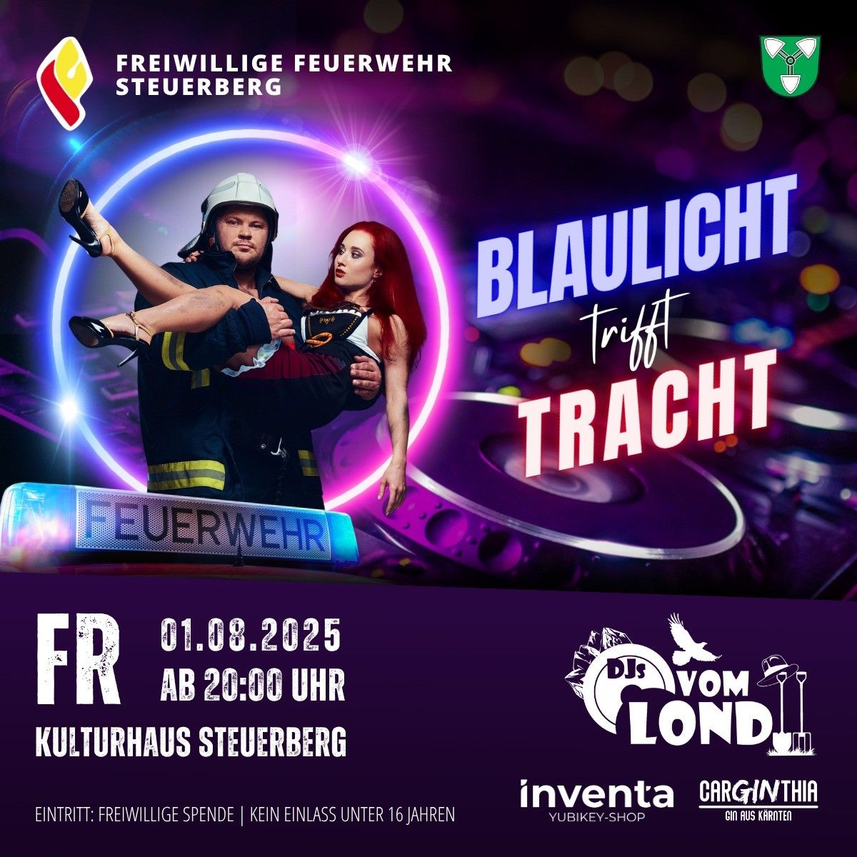 Plakat für die Blaulicht Trifft Tracht Veranstaltung. Zeigt einen Feuerwehrmann, der eine Frau in traditioneller Kleidung trägt. Geplant für den 1. August 2025 um 20:00 im Kulturhaus Steuerberg. Eintritt ist freiwillig. Kein Eintritt für unter 16.