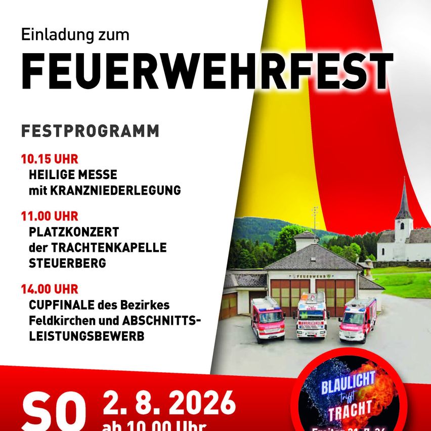 Plakat für das Feuerwehrfest mit einem Zeitplan, der eine Heilige Messe, ein Platzkonzert und ein Pokalfinale umfasst. Die Veranstaltung zeigt Feuerwehrfahrzeuge und eine Kirche im Hintergrund. Datum: 2. August 2026.