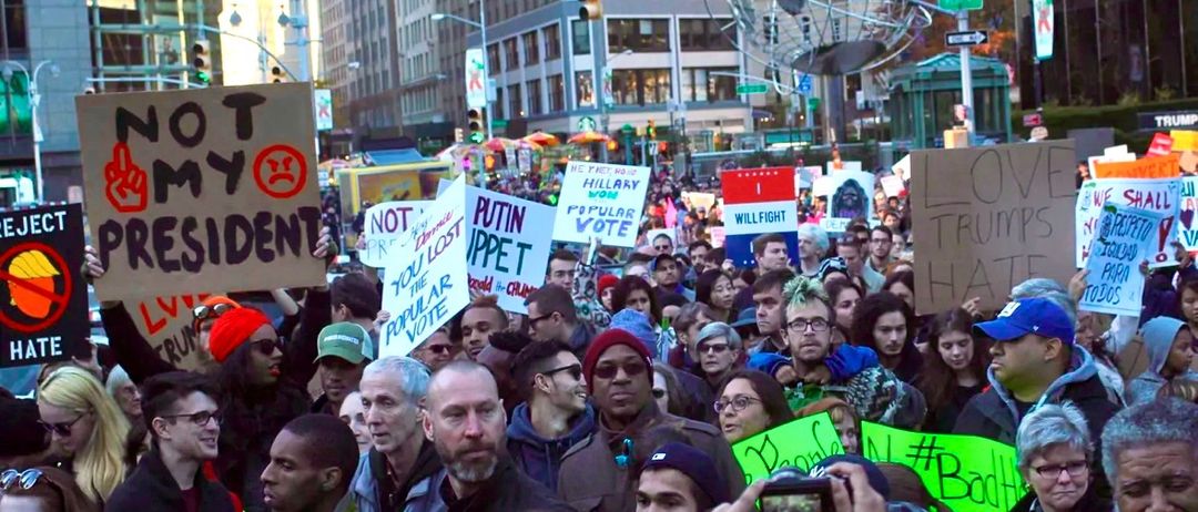 Bild enthält, People, Person, Parade, Protest, Adult, Male, Man, Face, Female, Woman