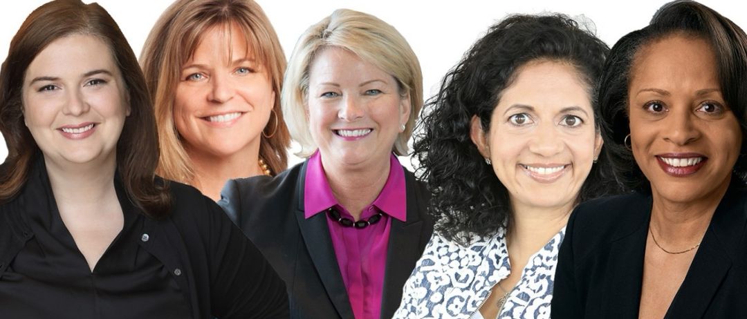 Bild enthält, Head, Person, Face, Adult, Female, Woman, Happy, Smile, Portrait, Suit