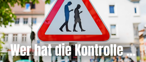 Ein Verkehrsschild warnt Fußgänger vor dem Gehen und gleichzeitigen Blick auf ihre Telefone. Das Schild zeigt Silhouetten von Menschen, die von ihren Geräten abgelenkt sind.