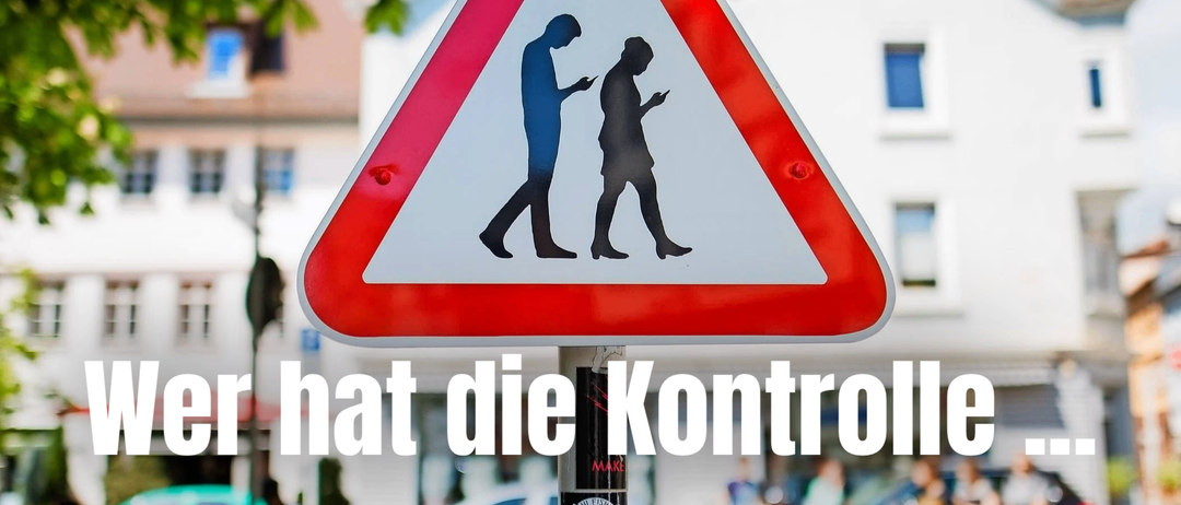 Ein Verkehrsschild warnt Fußgänger vor dem Gehen und gleichzeitigen Blick auf ihre Telefone. Das Schild zeigt Silhouetten von Menschen, die von ihren Geräten abgelenkt sind.
