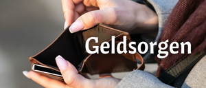 Eine Person hält eine offene Geldbörse mit dem Wort Geldsorg in Weiß auf dem Cover.