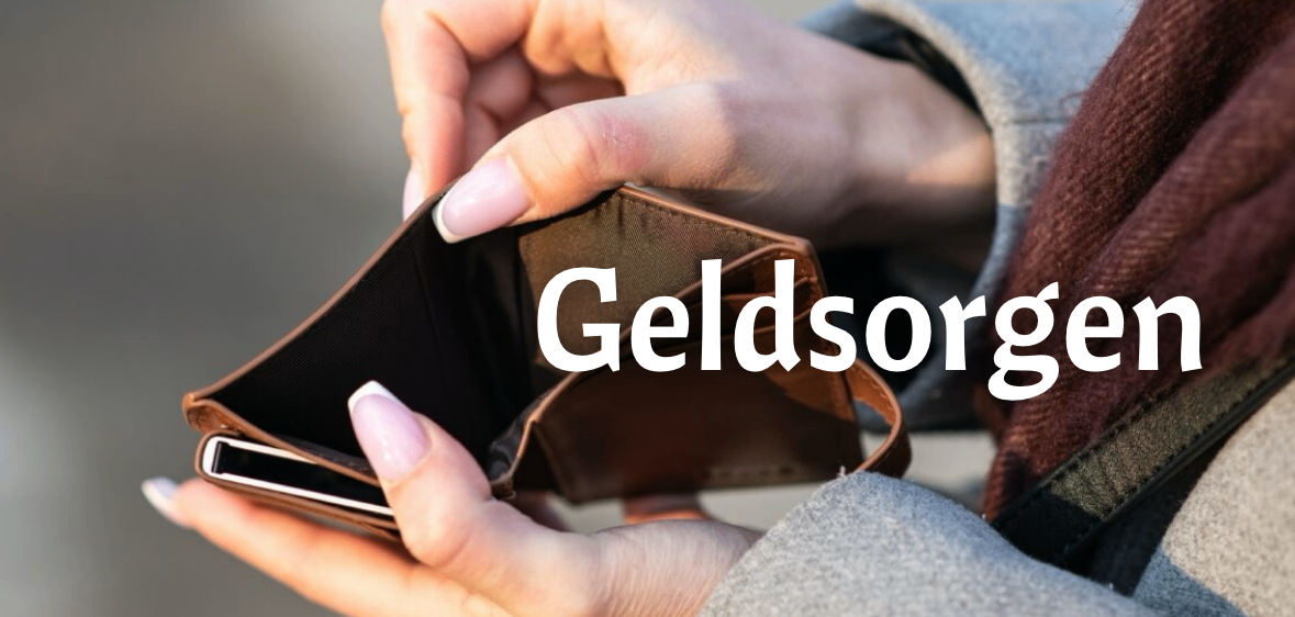 Eine Person hält eine offene Geldbörse mit dem Wort Geldsorg in Weiß auf dem Cover.
