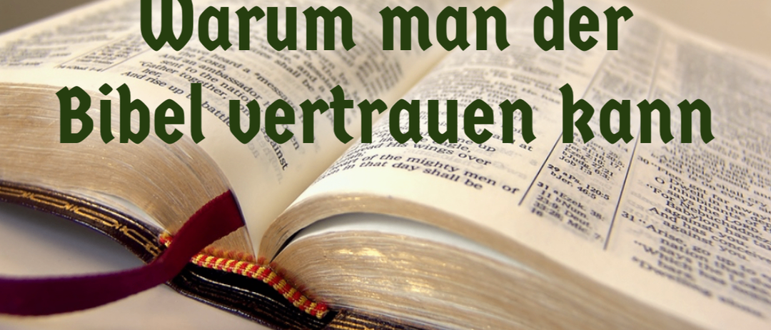 Offenes Bibelbuch auf einer weißen Oberfläche mit den Worten 'Warum man der Bibel vertrauen kann' darauf.