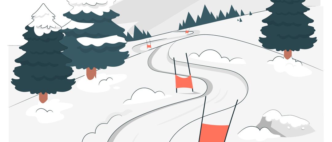 Eine verschneite Berglandschaft mit Kiefern, einer gewundenen Straße und Fahnen auf beiden Seiten. Ein heller Sonnenschein scheint am Himmel.