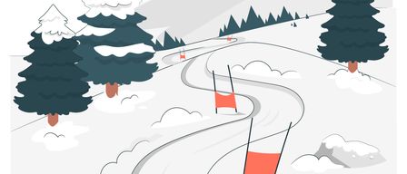 Eine verschneite Berglandschaft mit Kiefern, einer gewundenen Straße und Fahnen auf beiden Seiten. Ein heller Sonnenschein scheint am Himmel.