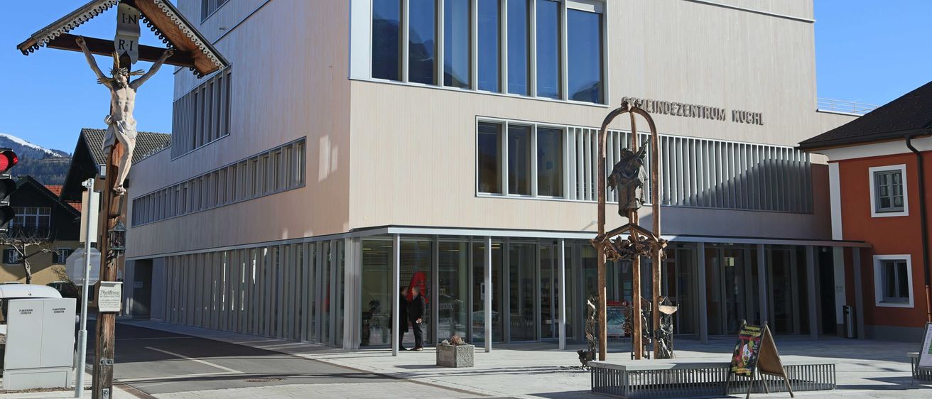 Bild enthält, Office Building, City, Person, Traffic Light, Urban, Shoe, Car, Interior Design