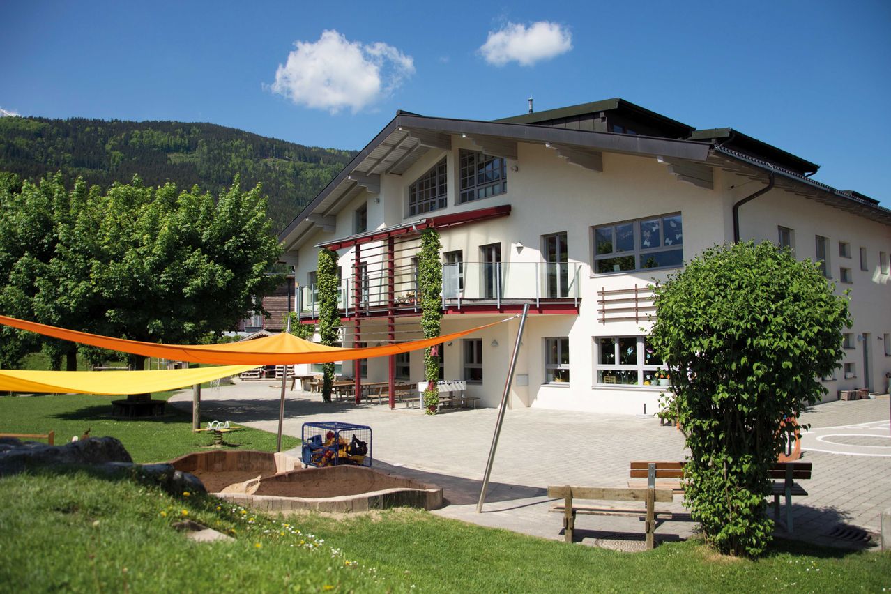 Bild enthält, Grass, Hotel, Villa, Outdoors, Shelter, Play Area, Bench, Furniture, Tree, Person