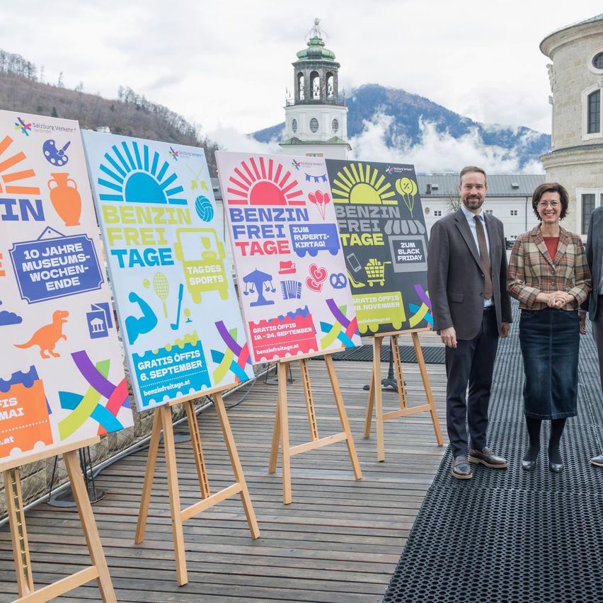 Bild enthält, Advertisement, Poster, Adult, Male, Man, Person, Coat, Waterfront, Pants, Shoe