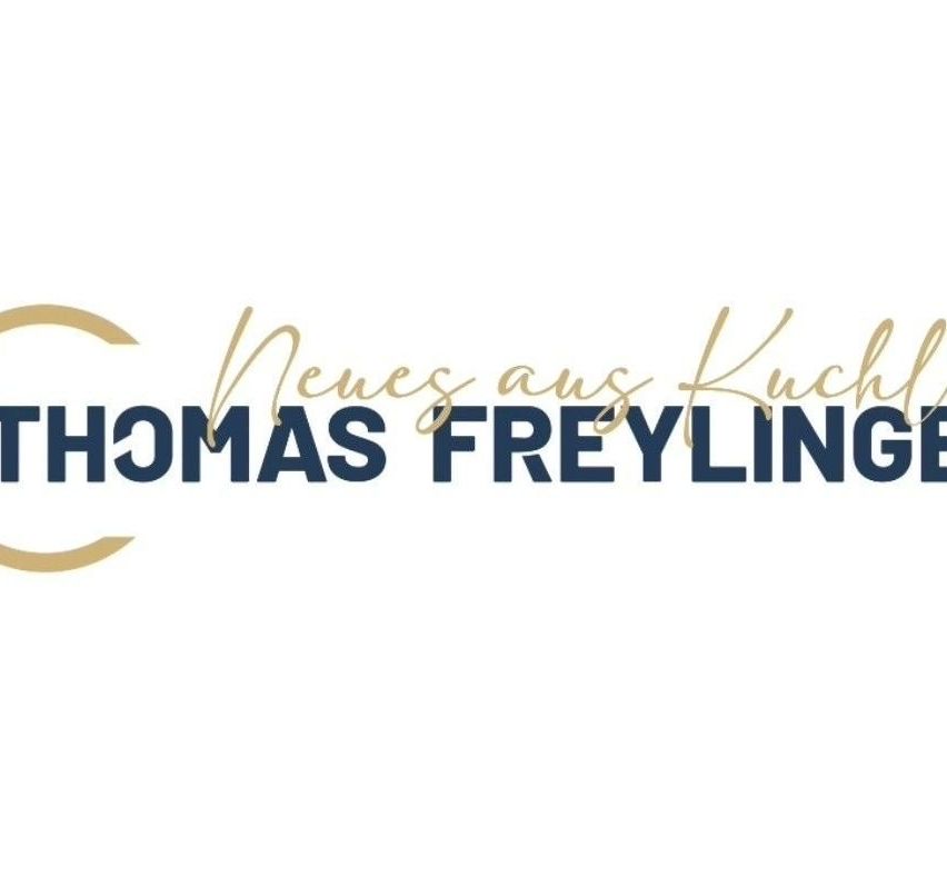 Das Bild zeigt das Logo von Thomas Freyling, mit goldenem Text auf weißem Hintergrund, wobei der Satz 'Neues aus Kuchl' elegant geschrieben ist.