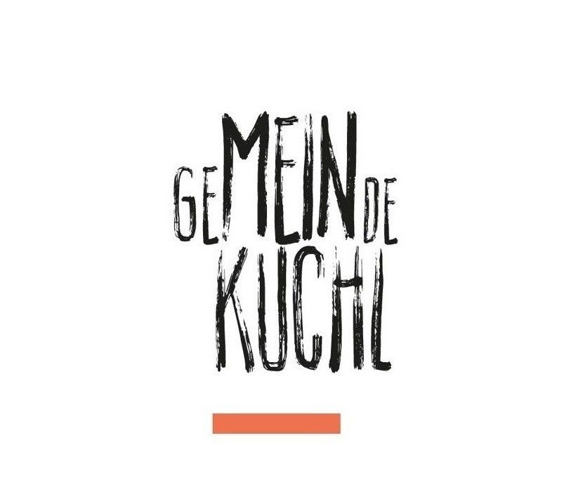 Das Bild zeigt den Text 'Get Mein de Kuchl' in schwarzer Handschrift mit einer orangefarbenen Linie darunter auf weißem Hintergrund.