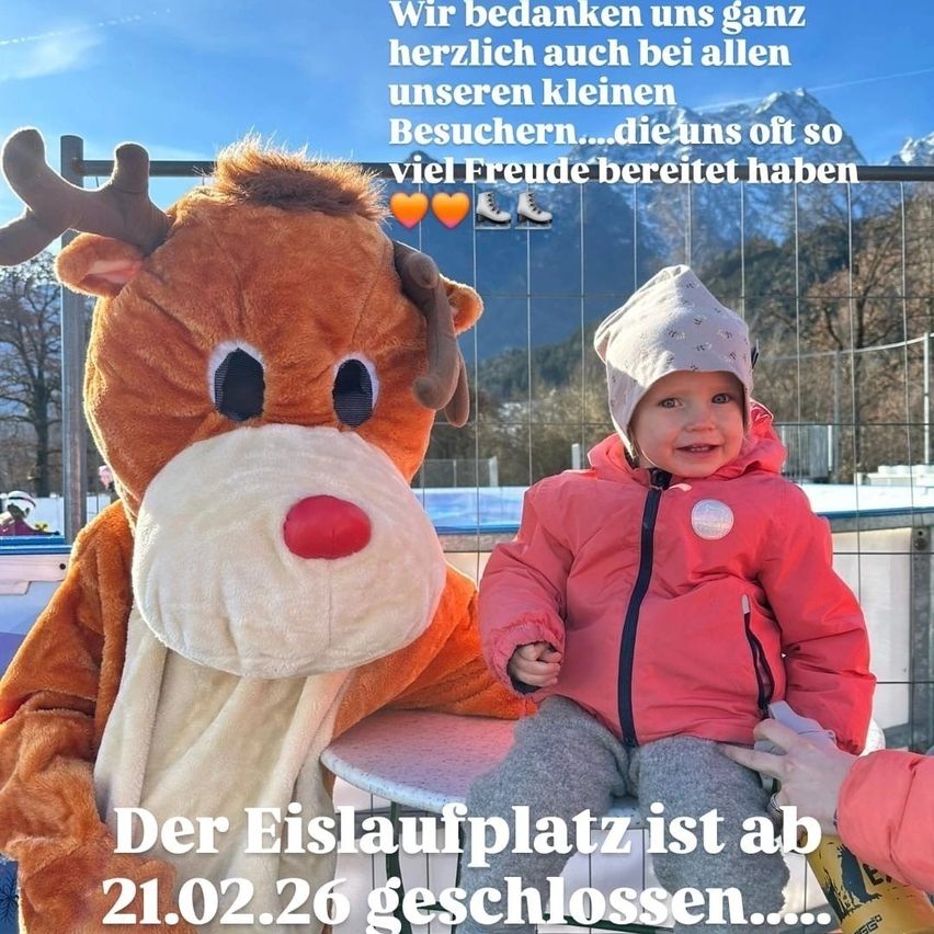 Ein Baby in einer roten Jacke sitzt neben einer Person, die als Rentier verkleidet ist. Das Bild enthält Text auf Deutsch, der die Besucher für ihre Freude dankt.