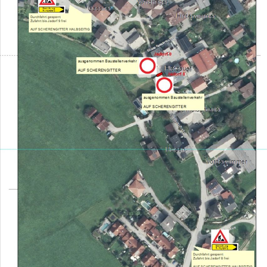 Eine Karte zeigt eine Luftaufnahme eines Wohngebiets. Es gibt Häuser und Straßen mit Schildern für Bauzonen. Ein gelbes Schild zeigt an, dass das Gebiet für Fahrzeuge bis Jadort 9 zugänglich ist. Zwei rote Kreise kennzeichnen bestimmte Baustellen, und ein Warnschild ist sichtbar.