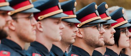 Eine Gruppe von Polizisten in Uniform steht in einer Reihe. Der Text darüber lautet '26' und darunter 'r e e'. Unter dem Bild steht 'Polizei Steiermark'.