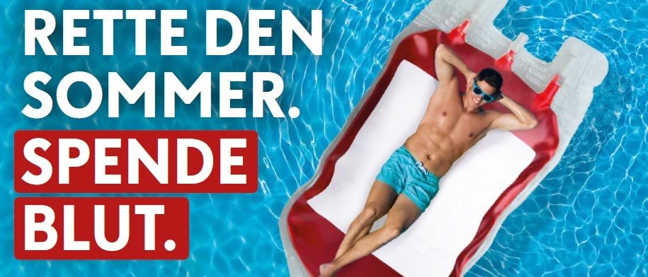 Ein Mann in Schwimmshorts und Sonnenbrille schwimmt auf einem roten aufblasbaren Poolbett mit dem deutschen Text 'TE DEN SUMMER. ENDE UT'.
