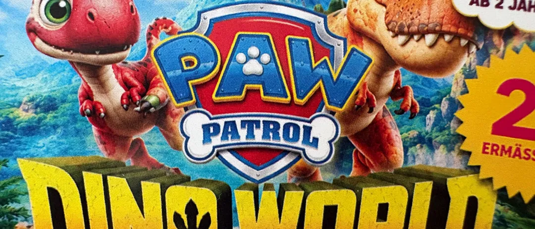 Ein farbenfrohes Poster für Paw Patrol Dino World mit animierten Dinosauriern, einem Vulkan und dem Paw Patrol Logo.