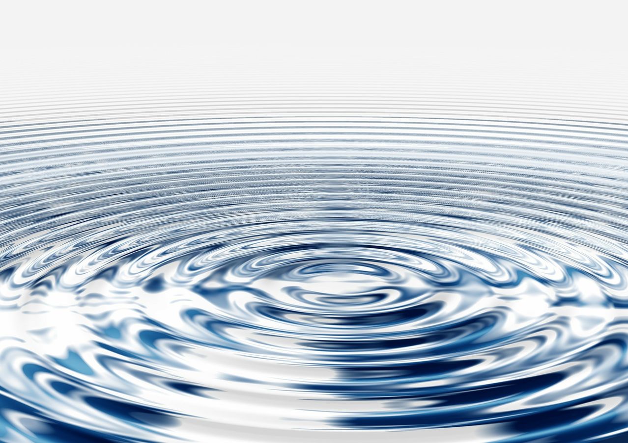 Eine abstrakte Darstellung von blauen und weißen Wasserwellen. Die Wellen sind komplex und bilden verschiedene Muster. Der Hintergrund ist weiß.