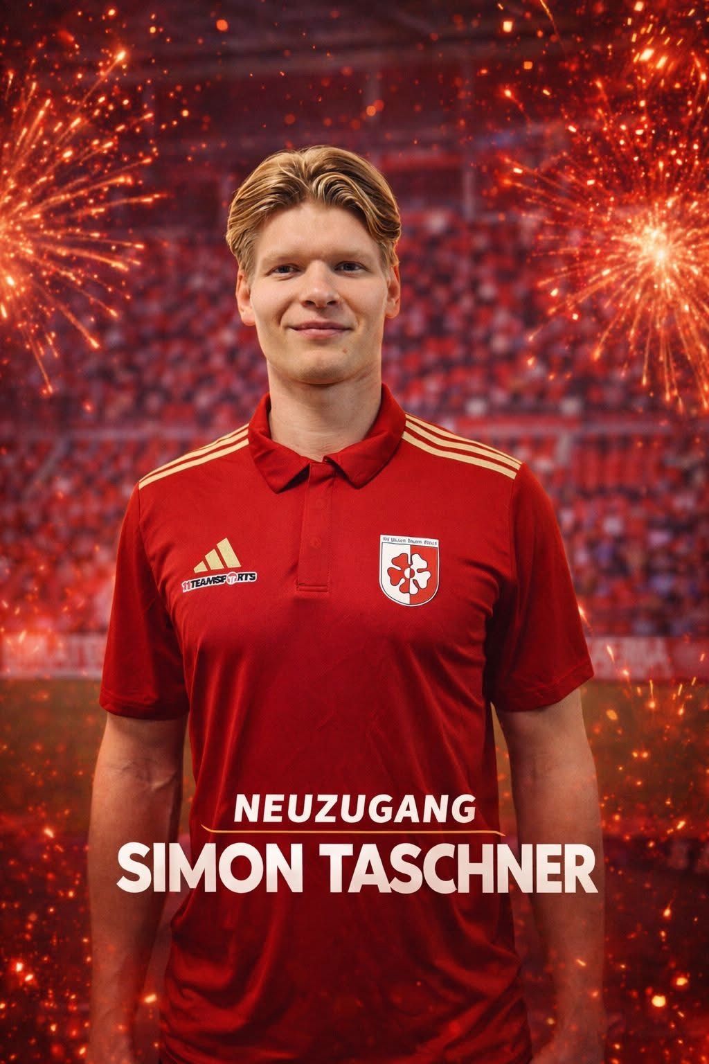 Simon Taschner steht lächelnd in einem roten Adidas-Shirt mit einem weißen Logo, vor einem Hintergrund von Feuerwerk und einer verschwommenen Menge.