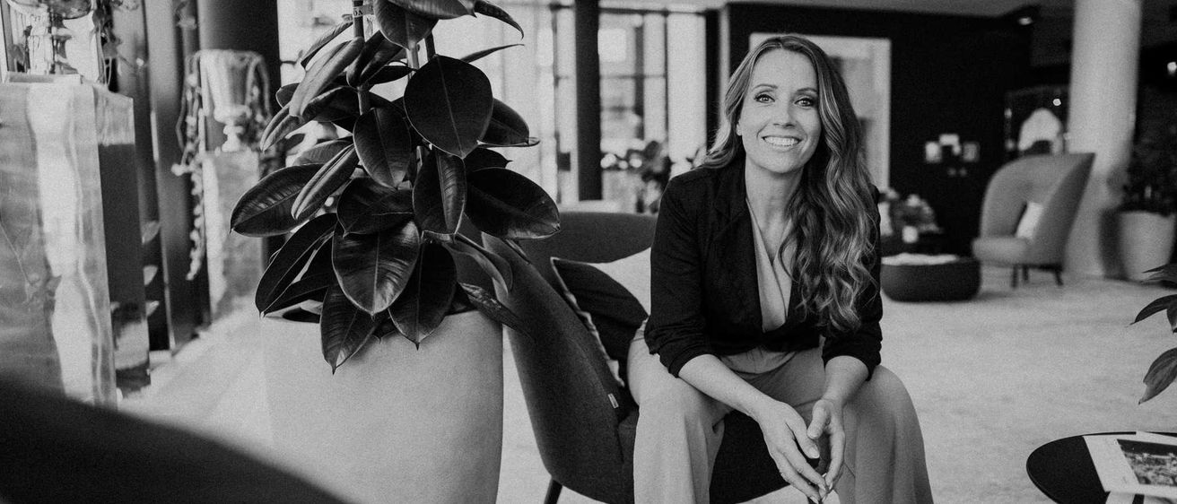 Bild enthält, Couch, Furniture, Living Room, Adult, Female, Person, Woman, Plant, Portrait, Potted Plant