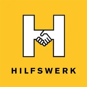 Ein gelber Hintergrund zeigt ein weißes Logo mit zwei sich schüttelnden Händen in der Mitte. Unter dem Logo steht das Wort 'Hilfswerk' in fetten, weißen Großbuchstaben.
