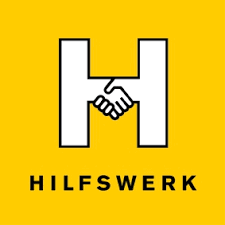 Ein gelber Hintergrund zeigt das Logo von Hilfswerk, das zwei Hände zeigt, die sich in der Mitte schütteln und eine 'H'-Form bilden. Darunter steht der Text 'HILFSWERK' in fetter schwarzer Schrift.