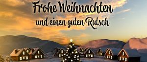 Eine verschneite Landschaft mit einer Reihe von Hütten und einem geschmückten Weihnachtsbaum. Der Himmel hat einen warmen Schein.