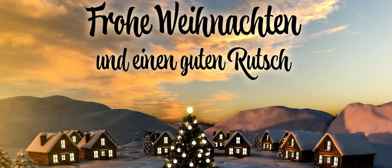 Eine verschneite Landschaft mit einer Reihe von Hütten und einem geschmückten Weihnachtsbaum. Der Himmel hat einen warmen Schein.