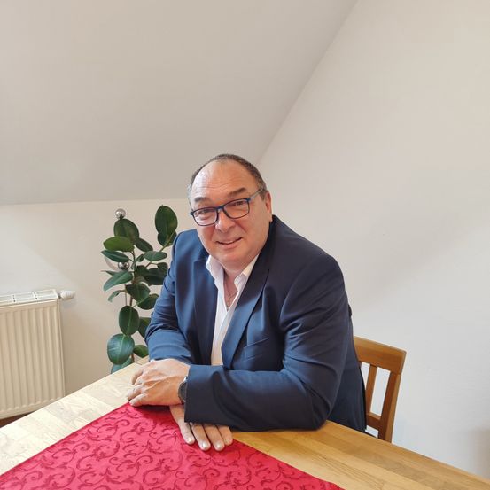 Bild enthält, Adult, Male, Man, Person, Senior Citizen, Face, Home Decor, Accessories, Glasses, Interior Design