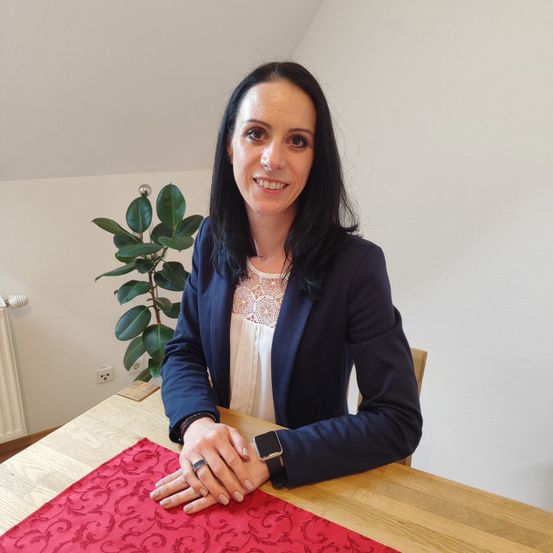 Bild enthält, Adult, Female, Person, Woman, Blazer, Face, Head, Interior Design, Suit, Fashion