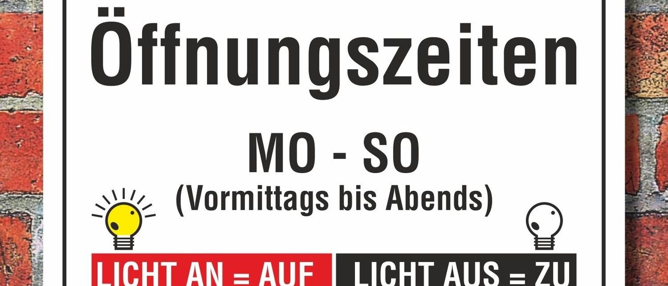 Weißes Schild mit schwarzem Text an einer Ziegelwand. Das Schild zeigt 'Oeffnungszeiten', 'MO - SO' und 'LICHT AN = AUF', 'LICHT AUS = ZU'.