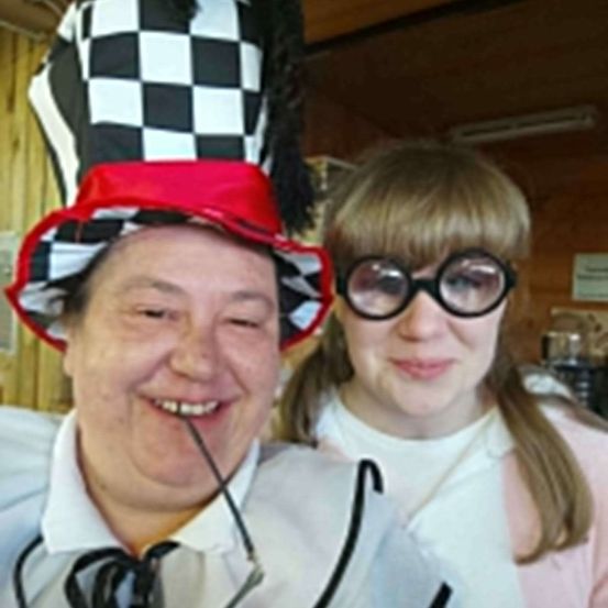 Bild enthält, Glasses, Person, Photography, Portrait, Hat, Coat, Adult, Female, Woman, Costume